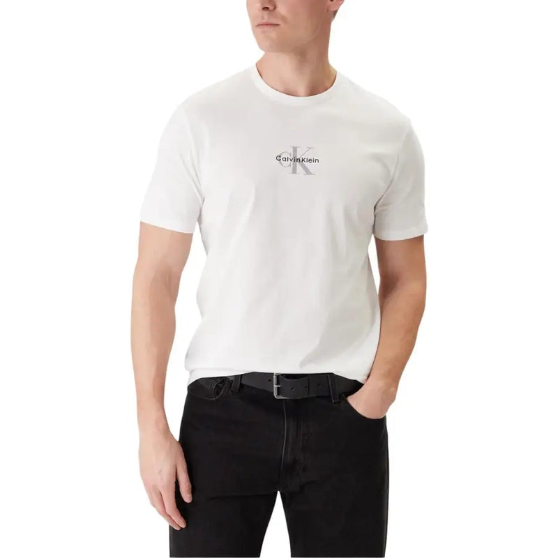 Calvin Klein Jeans hommes t-shirt en coton blanc avec un logo gris discret sur la poitrine pour une tenue décontractée