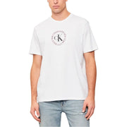 Weiße Baumwolle Calvin Klein Jeans Männer t-shirt mit einem kreisförmigen Logo und schwarzem und grauem Text auf der Vorderseite