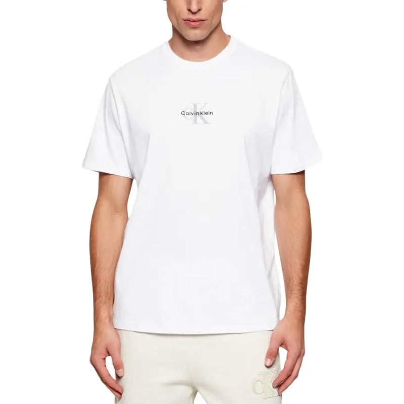 Jeans Calvin Klein blancs pour hommes t-shirt orné d'un logo minimaliste discret sur la poitrine, en coton doux
