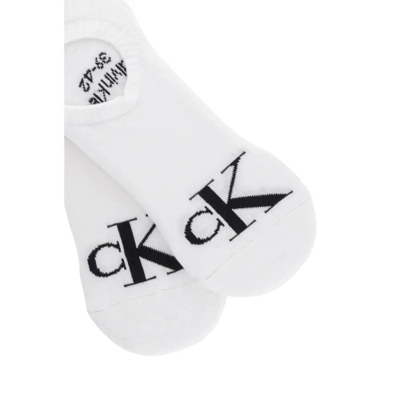 Chaussettes basses blanches Calvin Klein Jeans pour homme, avec logo CK noir bien visible sur le pied, pour un style décontracté.