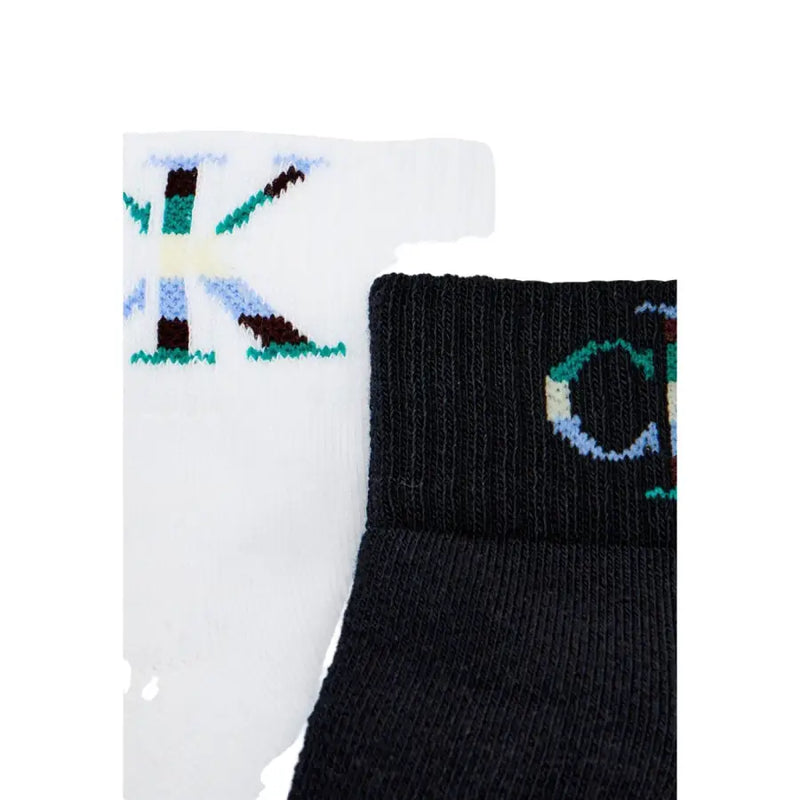 Weiße und schwarze Stricksocken mit farbenfrohem, gesticktem Logo aus der Calvin Klein Jeans Herrenunterwäschekollektion