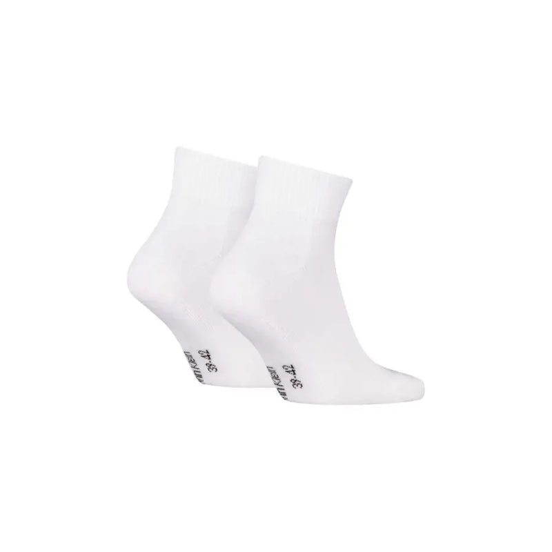 Ein Paar weiße Calvin Klein Jeans Herren-Unterwäsche-Knöchelsocken mit schwarzem Schriftzug an der Ferse im minimalistischen Design