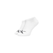 Weiße Knöchelsocken mit schwarzem CK-Logo an der Spitze von Calvin Klein Jeans Herrenunterwäsche-Kollektion