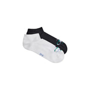 Ein Paar Calvin Klein Jeans Herren-Unterwäsche, Knöchelsocken in Schwarz-Weiß mit dezentem Logo im Fußbereich