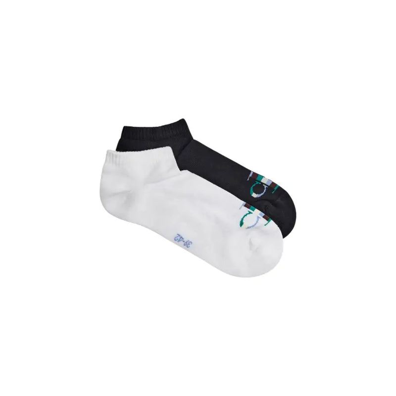 Ein Paar Calvin Klein Jeans Herren-Unterwäsche, Knöchelsocken in Schwarz-Weiß mit dezentem Logo im Fußbereich