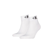Weiße Knöchelsocken mit schwarzem CK-Logo am Bündchen aus der Calvin Klein Jeans Herrenunterwäschekollektion