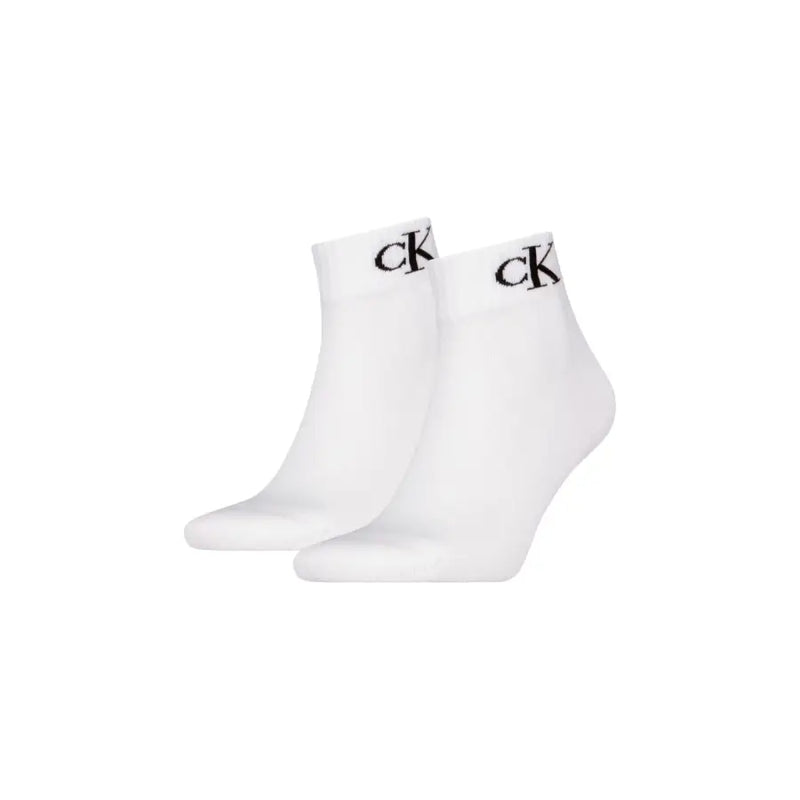 Weiße Knöchelsocken mit schwarzem CK-Logo am Bündchen aus der Calvin Klein Jeans Herrenunterwäschekollektion