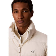 Calvin Klein Jeans Doudoune homme crème à texture matelassée et logo CK noir, vue de face