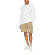 Calvin Klein Jeans Short beige pour homme avec poche à rabat et petite étiquette blanche sur la cuisse, vue de face