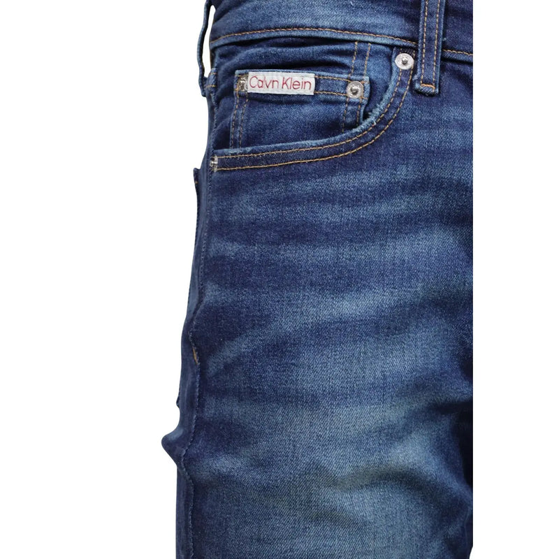 Calvin Klein Jean slim pour homme en denim bleu foncé avec étiquette de marque classique sur la poche arrière (vue de dos)