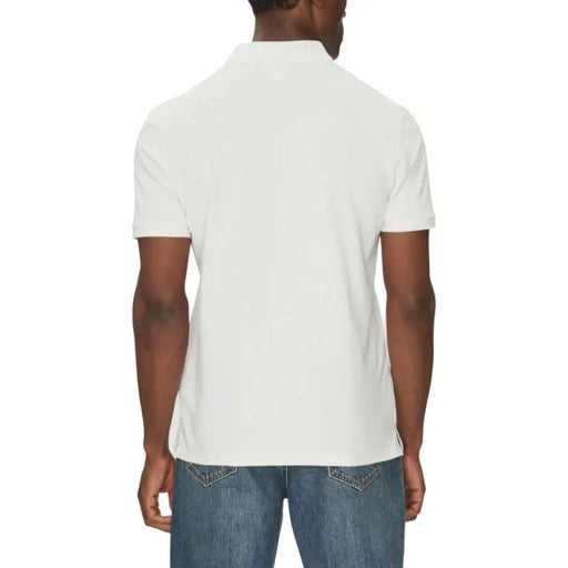 White polo shirt with short sleeves and collar, made of cotton.