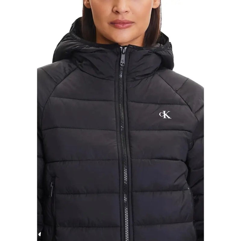 Calvin Klein Jeans Schwarze, gesteppte Damen-Pufferjacke mit Kapuze und weißem CK-Logo