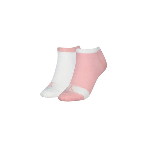 Ein Paar Calvin Klein Jeans Damen-Sneakersocken in Rosa und Weiß mit dezentem Puma-Logo am Fuß