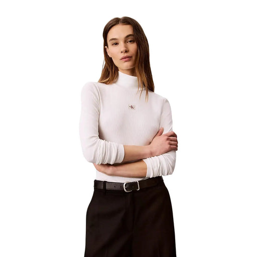 Pull à col roulé en maille de coton blanc à manches longues top avec de petites broderies Calvin Klein Jeans logo sur la poitrine