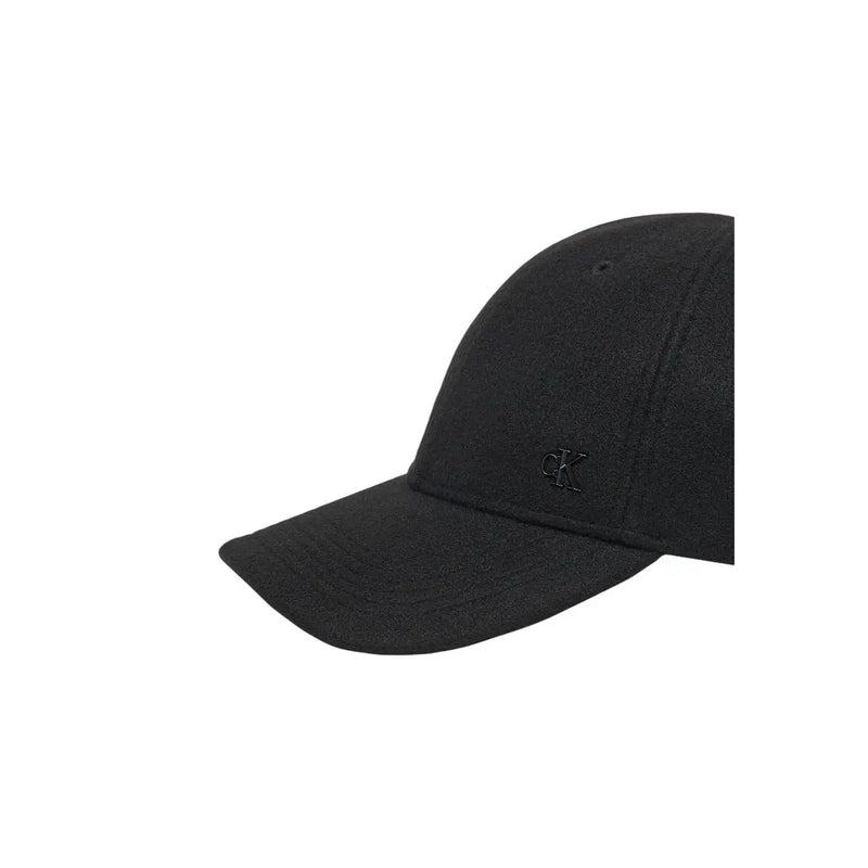 Black calvin klein men baseball cap with subtle textured polyester fabric and embroidered logo one size fits all