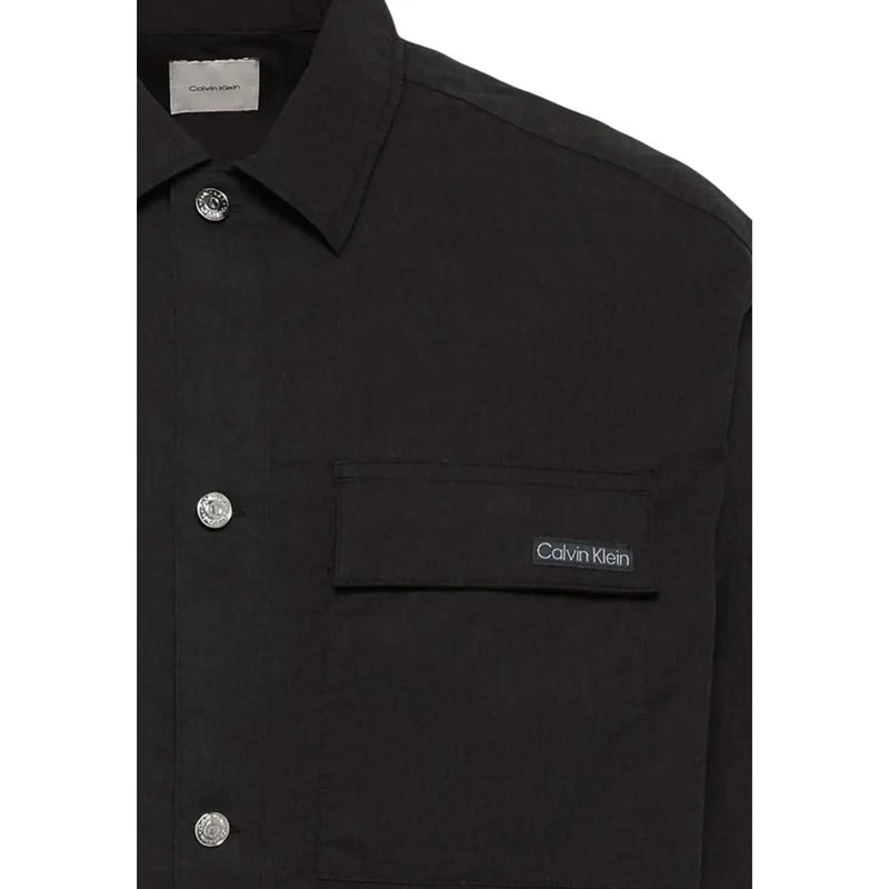 Calvin Klein Schwarzes Herren-Langhemd aus Baumwollmischgewebe mit silberfarbenen Knöpfen und Markenaufnäher auf der Brusttasche