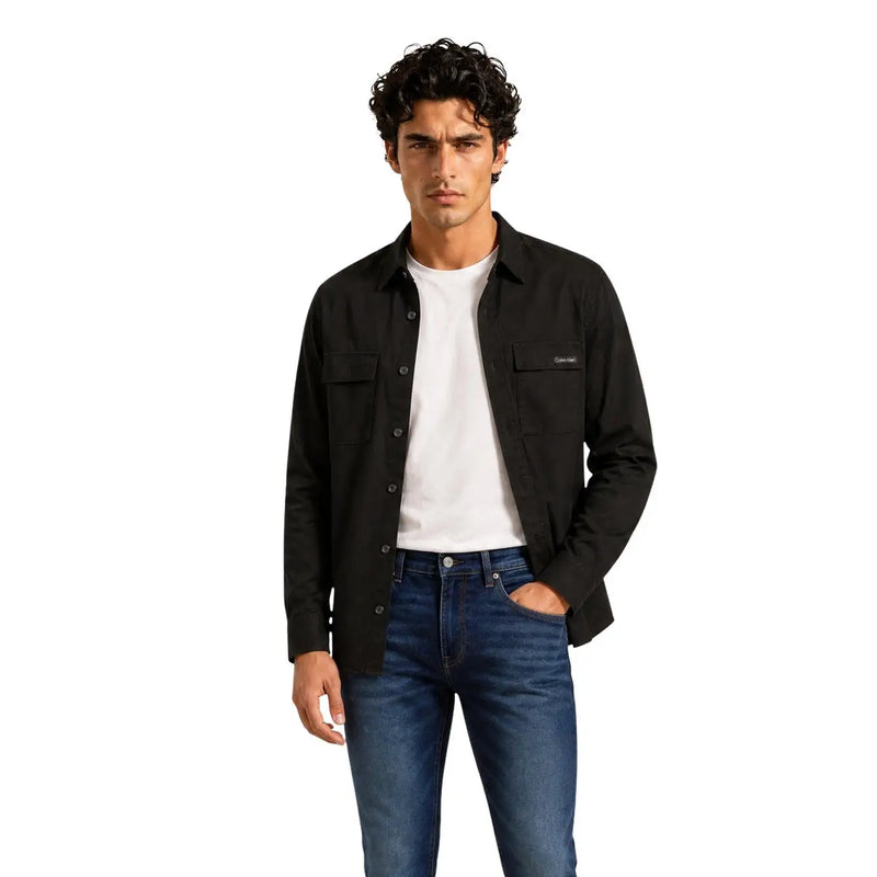 Calvin Klein Schwarzes Herren-Langarmhemd aus Baumwollmischgewebe mit Knopfleiste, zwei Brusttaschen und dezentem Markenaufnäher