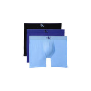 Set mit drei Calvin Klein Herren-Boxershorts aus schwarzem, marineblauem und hellblauem Baumwoll-Stretchmaterial für angenehmen Tragekomfort