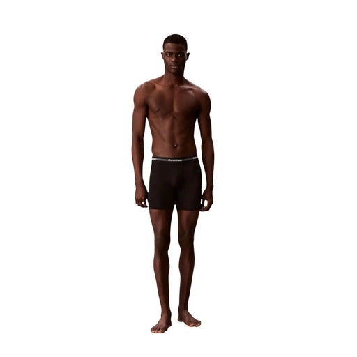 Boxers Calvin Klein noirs en polyester avec une discrète bande logo blanche, faisant partie d'un lot de 3 pour hommes