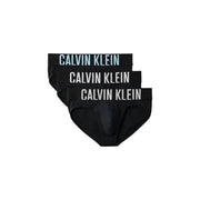 Schwarze Calvin Klein Herren-Hüftslips aus Baumwoll-Elastan mit hellblauen und weißen, kontrastierenden Logostreifen.