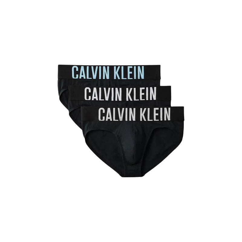 Schwarze Calvin Klein Herren-Hüftslips aus Baumwoll-Elastan mit hellblauen und weißen, kontrastierenden Logostreifen.