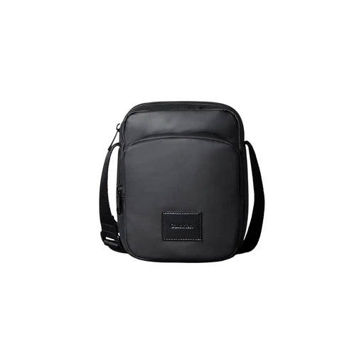 Schwarze Calvin Klein Herren-Puffertasche im Reporterstil mit elegantem, minimalistischem Design und dezentem Markenlogo auf der Vorderseite, Größe W16