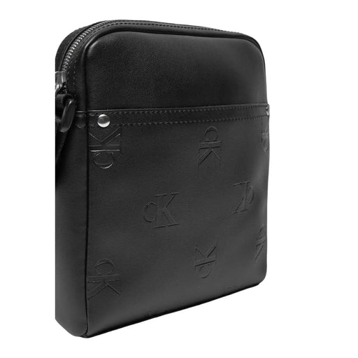 Schwarzes Leder Calvin Klein Herren-Schultertasche mit geprägten CK-Logos aus Polyurethan, Maße: B 18 x H 21 cm