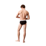 Calvin Klein Slip noir pour homme avec ceinture à logo blanc, confectionné dans un tissu confortable pour un usage quotidien.
