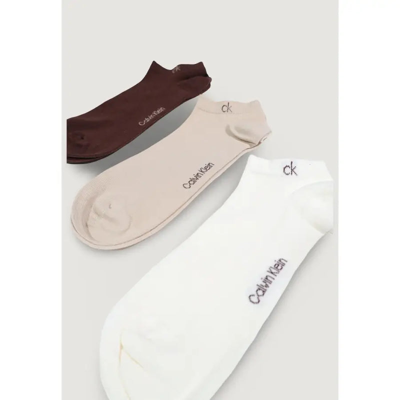 Ensemble de trois Calvin Klein Chaussettes pour homme marron, beige et blanches avec un logo CK discret, idéales au quotidien.