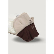 Un lot de trois chaussettes basses Calvin Klein pour homme, beige, marron et blanches, pour un usage quotidien et décontracté.