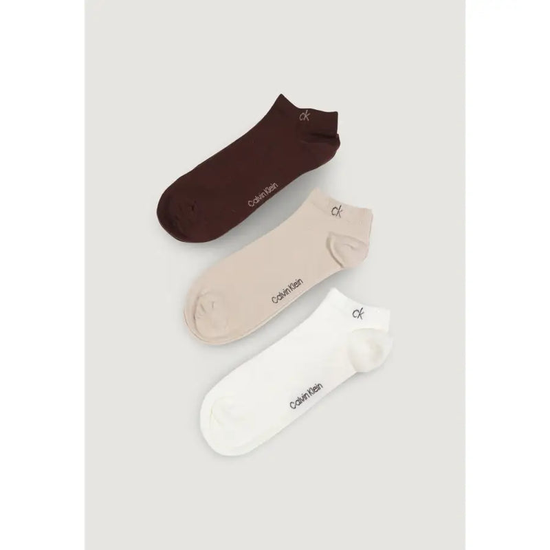 Lot de trois paires de chaussettes Calvin Klein pour homme, marron, beige et blanc, en coton mélangé confortable.