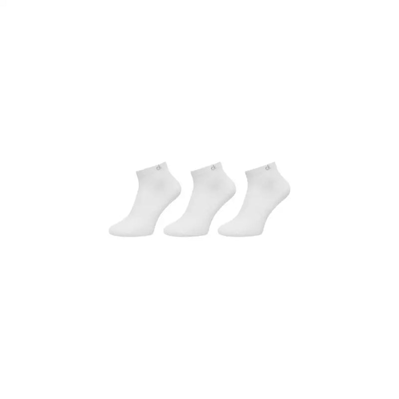 Trois blancs Calvin Klein Chaussettes pour hommes à la cheville, laissant apparaître l'arrière avec un logo discret sur le talon, pour un usage quotidien.