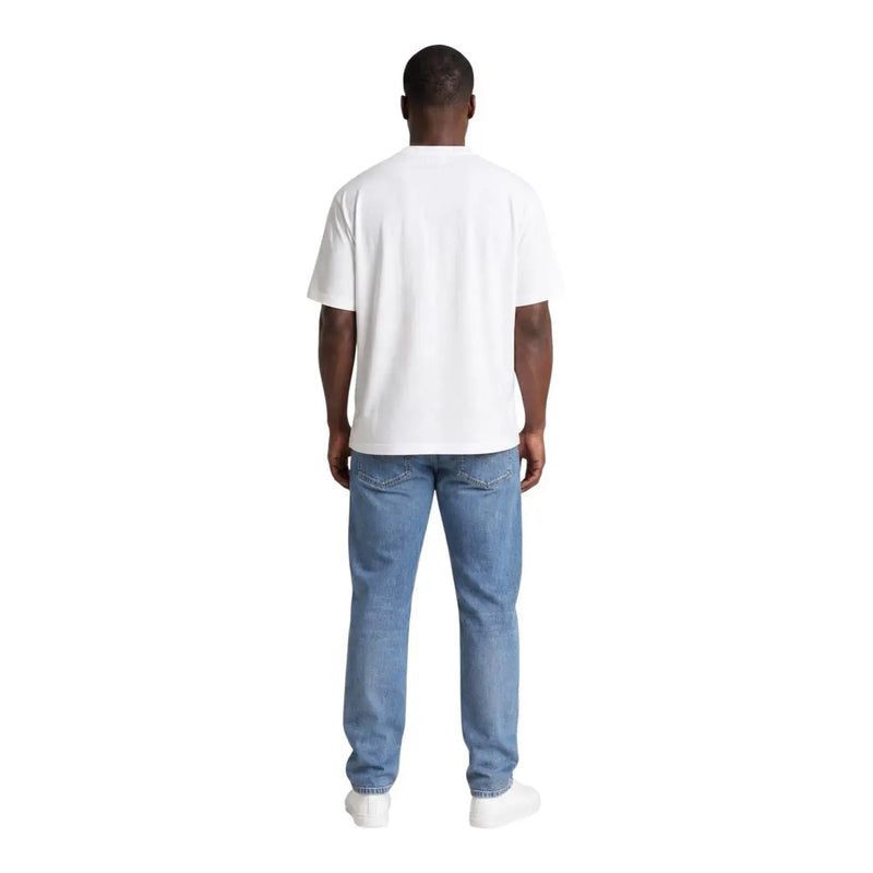Calvin Klein Weißes Herren-T-Shirt aus Baumwolle mit Rundhalsausschnitt und kurzen Ärmeln, getragen von einem Model, Vorderansicht