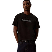 Calvin Klein Schwarzes Herren-T-Shirt aus Baumwolle mit klassischer Passform und weißem, gesticktem Logo auf der Brust