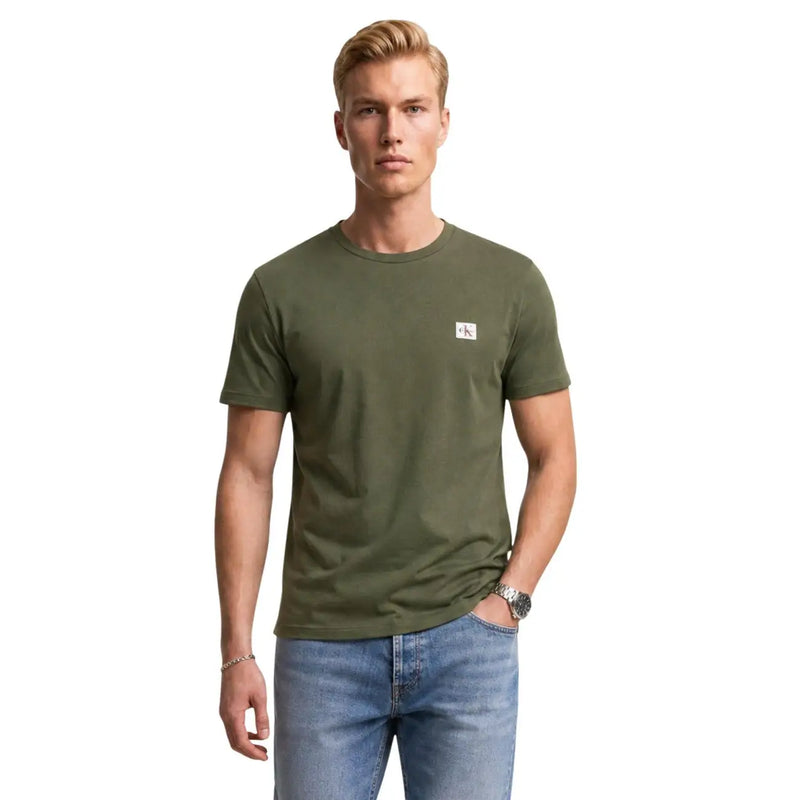 Olivgrün Calvin Klein Kurzarm-T-Shirt aus Baumwolle für Herren mit kleinem weißen Logo-Aufnäher auf der linken Brust.