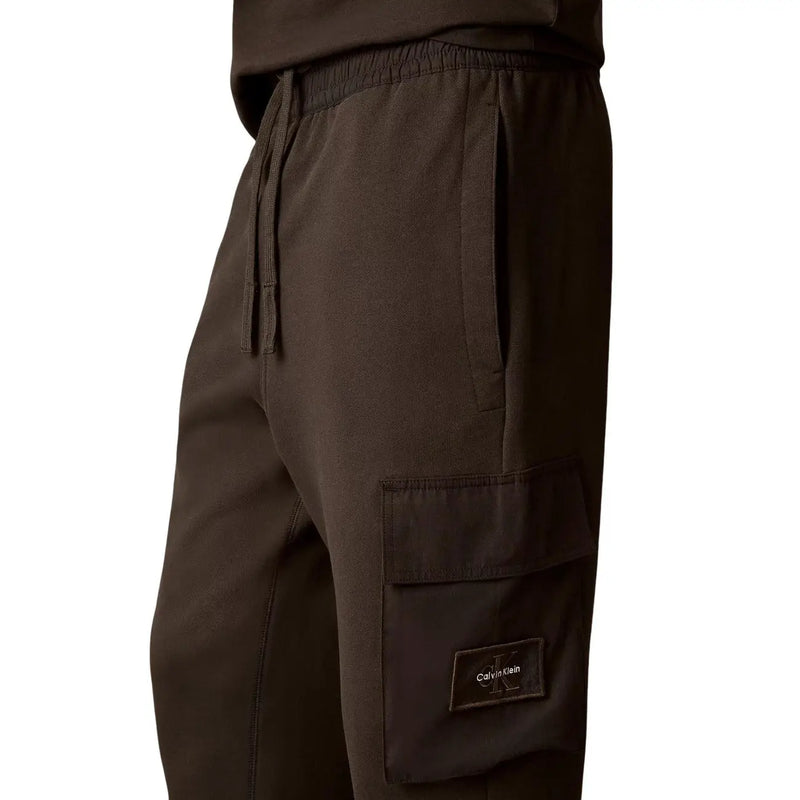 Dunkelbraun Calvin Klein Herren-Cargohose mit Kordelzugbund und Markenlogo auf der Seitentasche