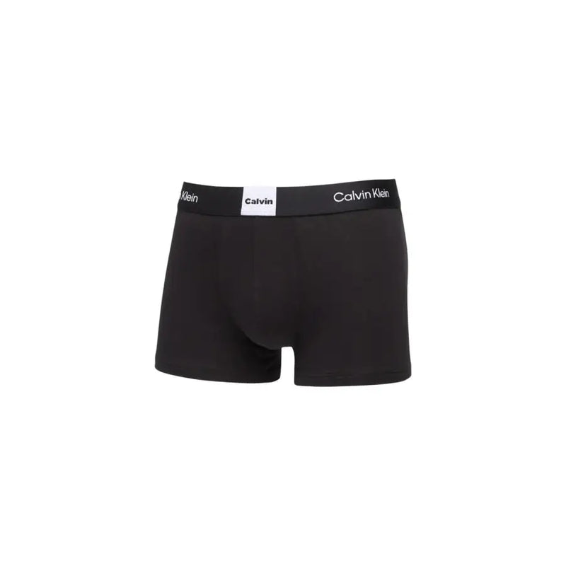 Noir Calvin Klein Boxers pour hommes avec ceinture blanche à logo, conçus pour un confort quotidien.