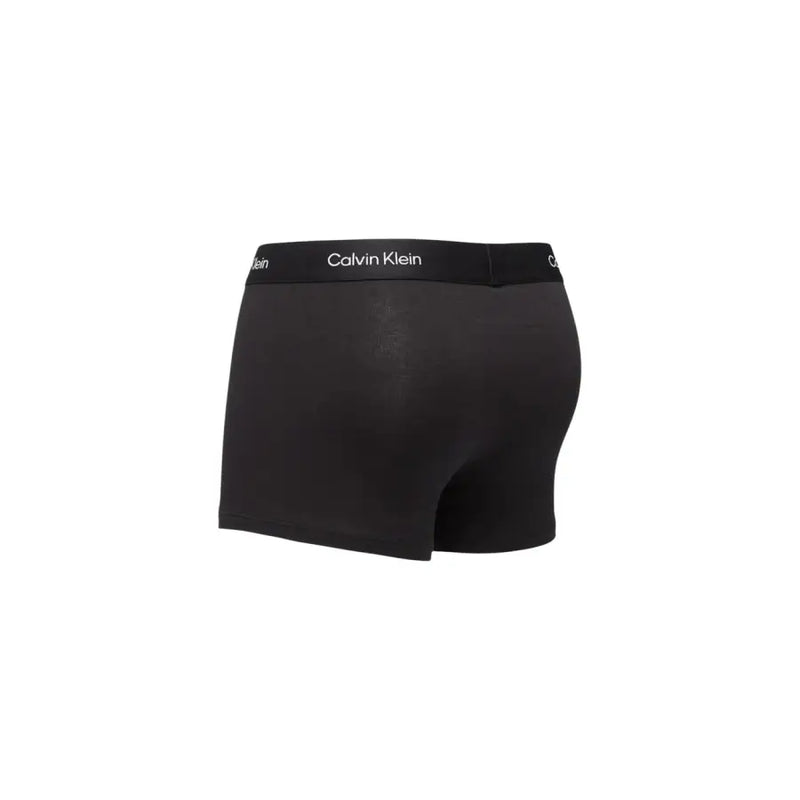 Boxer noir Calvin Klein pour homme, coupe ajustée et élégante, avec bande logo blanche contrastante.