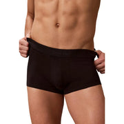 Boxer noir Calvin Klein avec ceinture élastique discrète ornée du logo de la marque, idéal comme sous-vêtement masculin