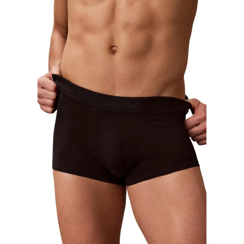 Boxer noir Calvin Klein avec ceinture élastique discrète ornée du logo de la marque, idéal comme sous-vêtement masculin