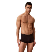 Slip noir pour homme de la marque Calvin Klein, confectionné dans un mélange de coton noir à la coupe ajustée et lisse.