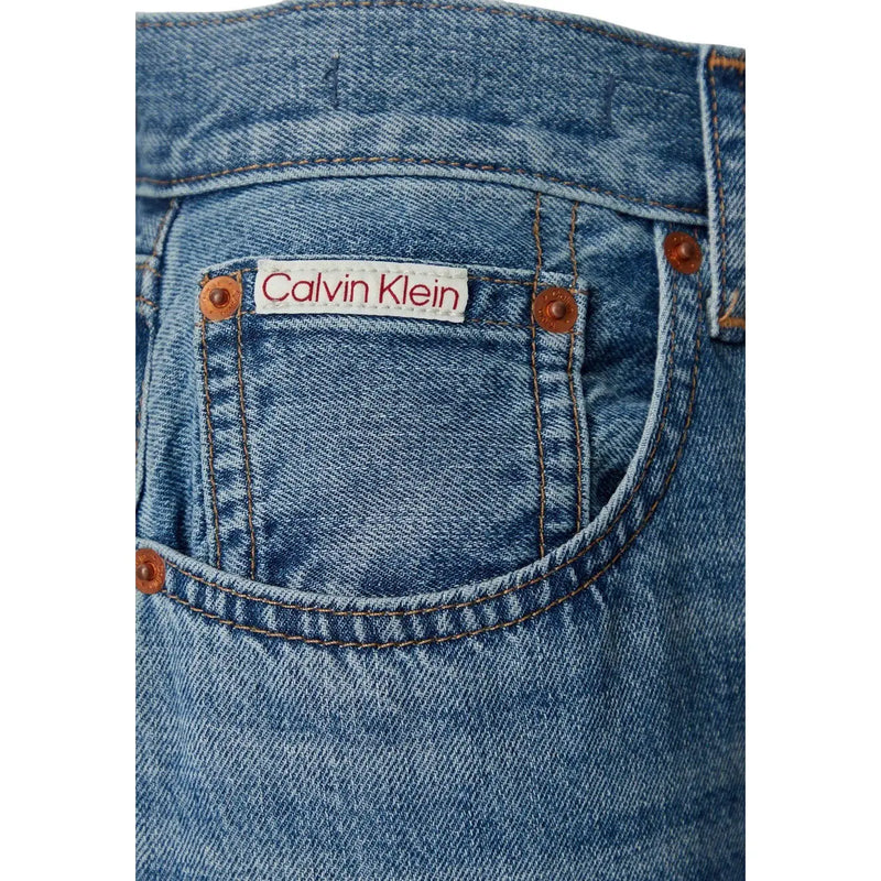 Calvin Klein Damen-Jeans aus blauem Baumwoll-Denim mit weißem Markenetikett und roter Schrift auf der Rückseite