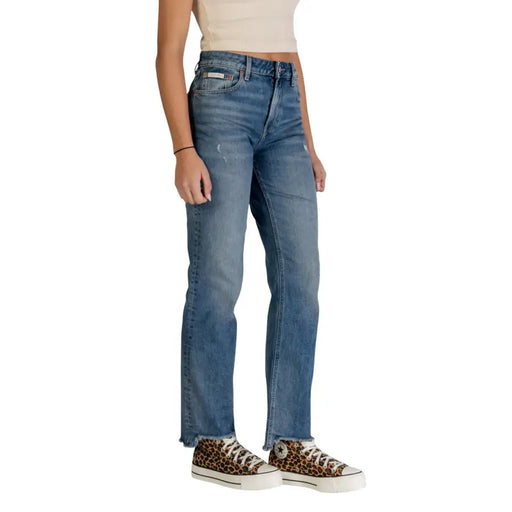 Calvin Klein women light blue medium-wash denim jeans with straight-leg cut and frayed hems