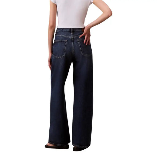 Calvin Klein Bordeauxfarbene, dunkelblaue High-Waist-Jeans mit weitem Bein, Rückansicht