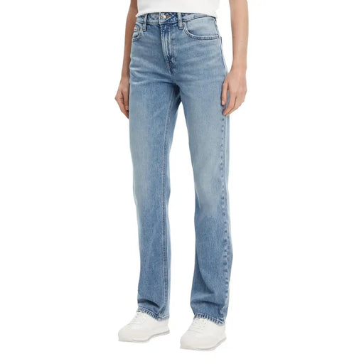Calvin Klein women’s light blue cotton jeans with straight-leg cut and classic five-pocket design in light wash denim
