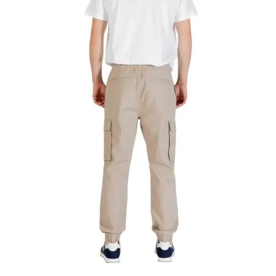 Pantalon cargo beige affiché dans l'image du produit Pantalon cargo beige et kaki