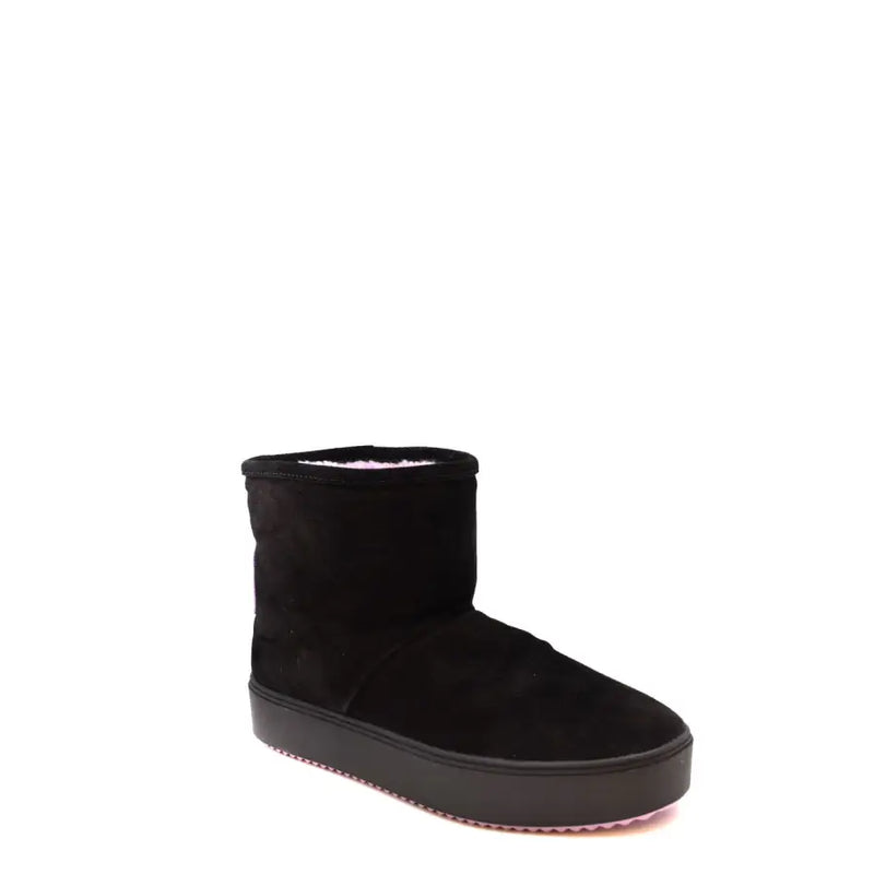 Chiara Ferragni Stiefelette aus schwarzem Wildleder mit dicker Plateausohle und pinkfarbener Gummisohle, von hinten gesehen.