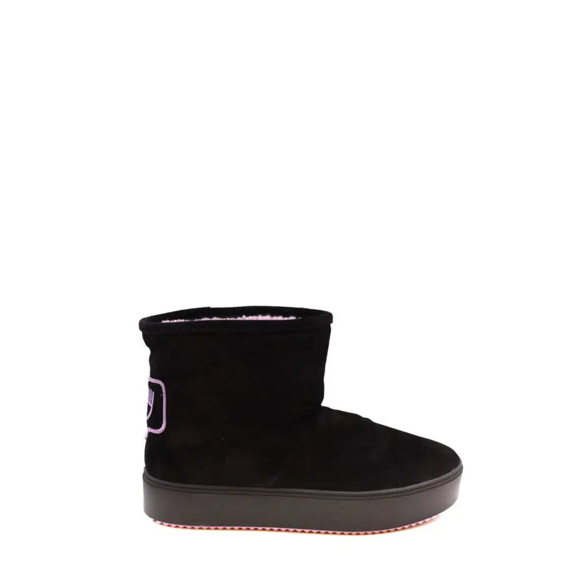 Schwarze Wildleder-Ankle-Boots von Chiara Ferragni mit weichem, rosafarbenem Innenfutter und dezentem lila Logo-Detail