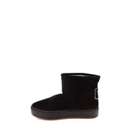 Schwarze Wildleder-Ankle-Boots von Chiara Ferragni mit weichem rosa Futter und dezentem lila Logo-Detail an der Seite