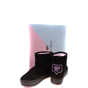 Schwarze Wildleder-Stiefeletten von Chiara Ferragni mit pinkfarbenem, gesticktem Augenlogo, geliefert in einer Markenbox.